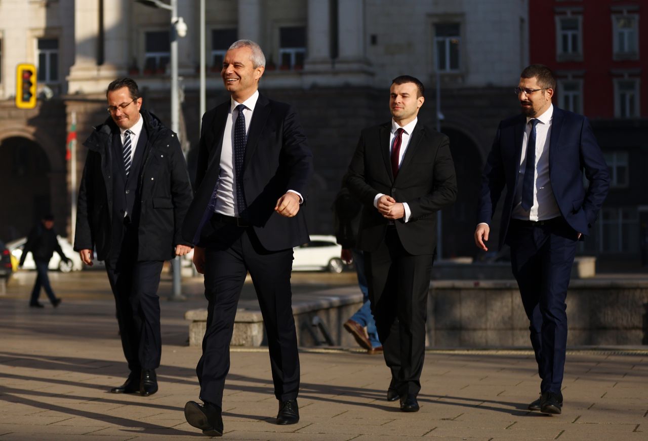 <p>&bdquo;Възраждане&ldquo; влезе при президента Радев за консултации за нов кабинет. Втори ден разговори, трета по големина сила в парламента, оставка на правителството и реален риск от нови избори</p>