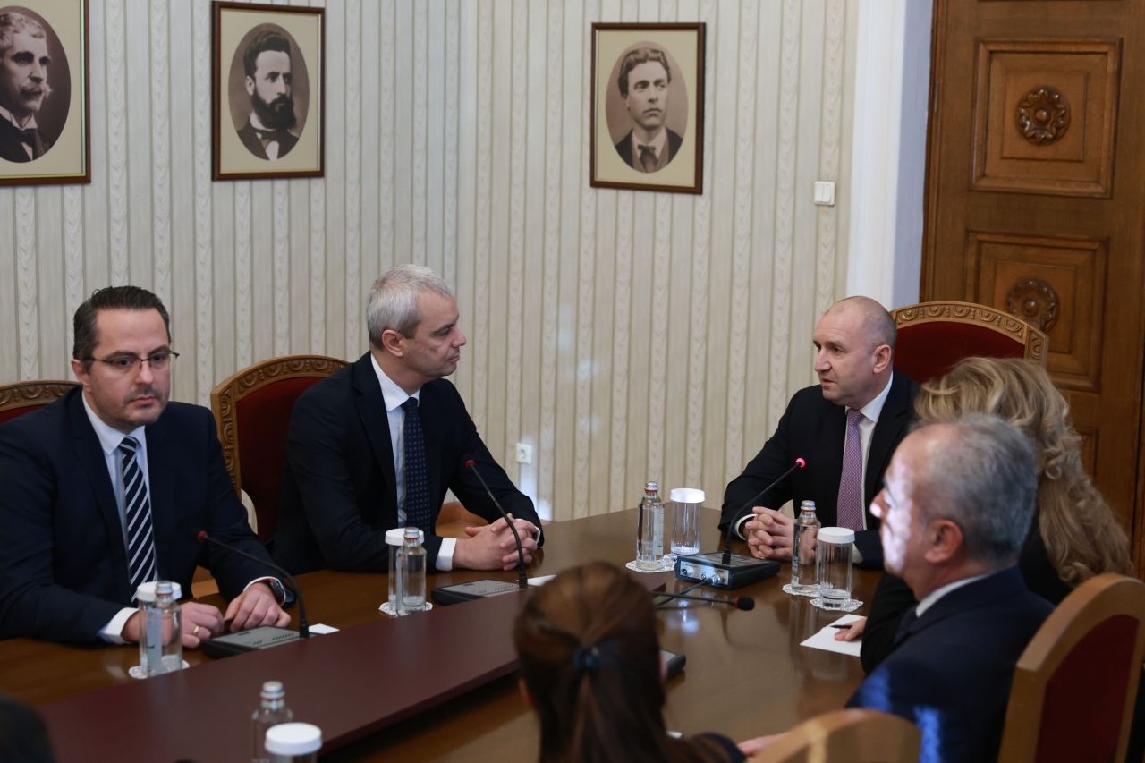 <p>&bdquo;Възраждане&ldquo; влезе при президента Радев за консултации за нов кабинет. Втори ден разговори, трета по големина сила в парламента, оставка на правителството и реален риск от нови избори</p>