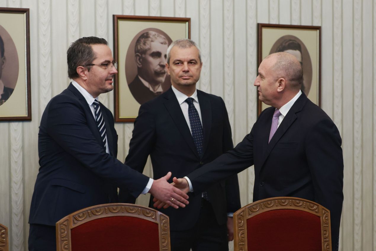 <p>&bdquo;Възраждане&ldquo; влезе при президента Радев за консултации за нов кабинет. Втори ден разговори, трета по големина сила в парламента, оставка на правителството и реален риск от нови избори</p>