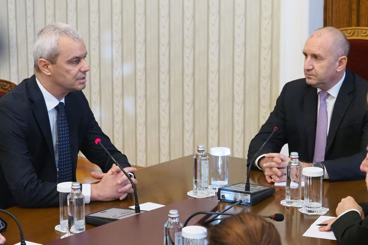 <p>&bdquo;Възраждане&ldquo; влезе при президента Радев за консултации за нов кабинет. Втори ден разговори, трета по големина сила в парламента, оставка на правителството и реален риск от нови избори</p>