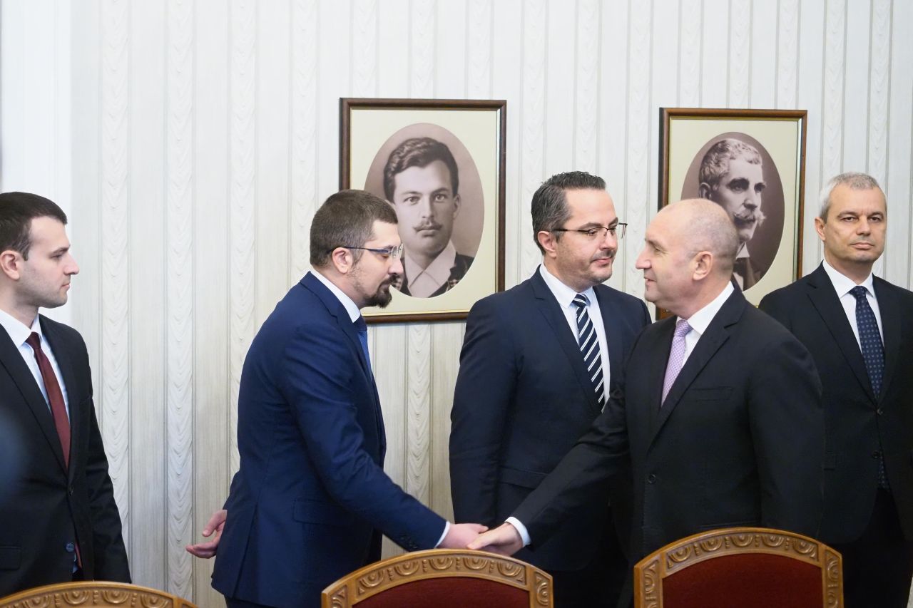 <p>&bdquo;Възраждане&ldquo; влезе при президента Радев за консултации за нов кабинет. Втори ден разговори, трета по големина сила в парламента, оставка на правителството и реален риск от нови избори</p>