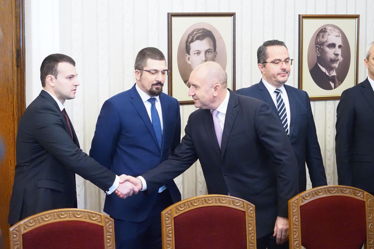 <p>&bdquo;Възраждане&ldquo; влезе при президента Радев за консултации за нов кабинет. Втори ден разговори, трета по големина сила в парламента, оставка на правителството и реален риск от нови избори</p>