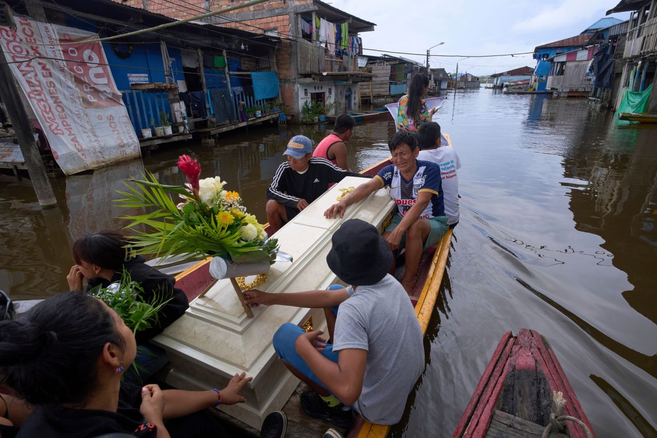 <p>Приятели и роднини на 14-годишния Хорхе Луис Мендоса Куелю се возят с ковчега му по време на погребението му в Белен, район, наричан &bdquo;Венеция на джунглата&ldquo;, в Икитос, Перу, на 23 май 2025 г.</p>