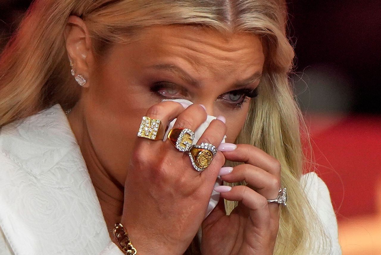 <p>Ерика Кърк бърше сълзи, докато се готви да говори на помен за съпруга си, консервативния активист Чарли Кърк, на 21 септември 2025 г. в Глендейл, Аризона.&nbsp;</p>