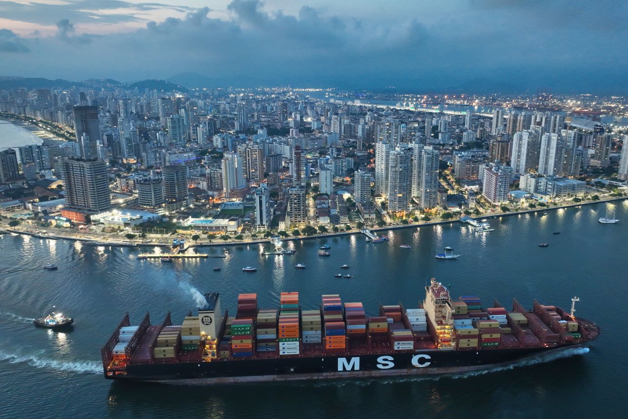 <p>Контейнерно превозно средство се приближава до пристанището Сантос, най-голямото пристанище в Бразилия, което играе ключова роля в търговията и логистиката на страната, на 1 април 2025 г.&nbsp;</p>