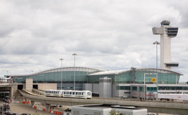 Стрелба по превозно средство близо до летище JFK