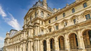 Романтика сред шедьоври: Футболист нае Лувъра за 12 000 евро за среща с приятелката си (СНИМКИ)