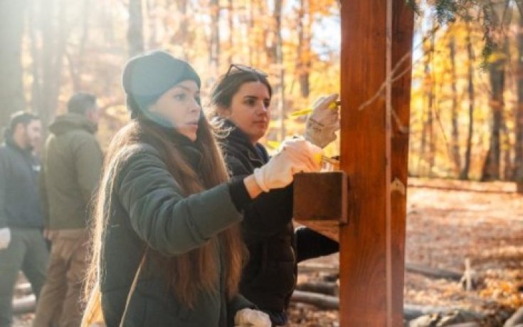 Служители обновяват табелите в Национален парк Витоша чрез програмата The Collective в Българи