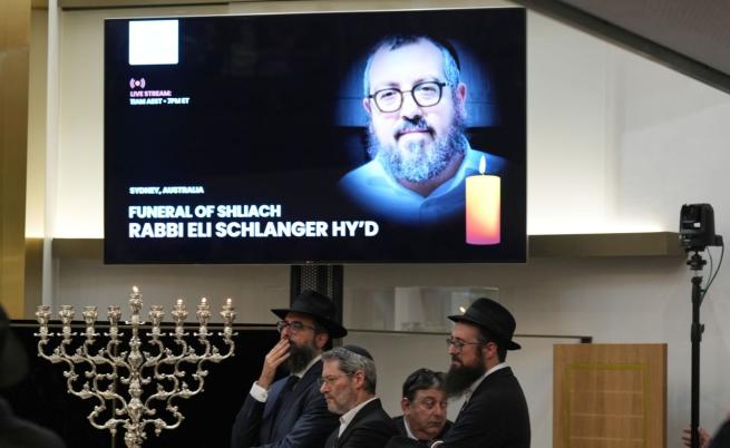 Равин Ели Шлангер, баща на пет деца, е първата погребана жертва на атаката край Сидни