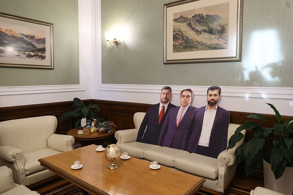 <p>Делян Пеевски представи "Музей на сглобката" в Народното събрание.</p>