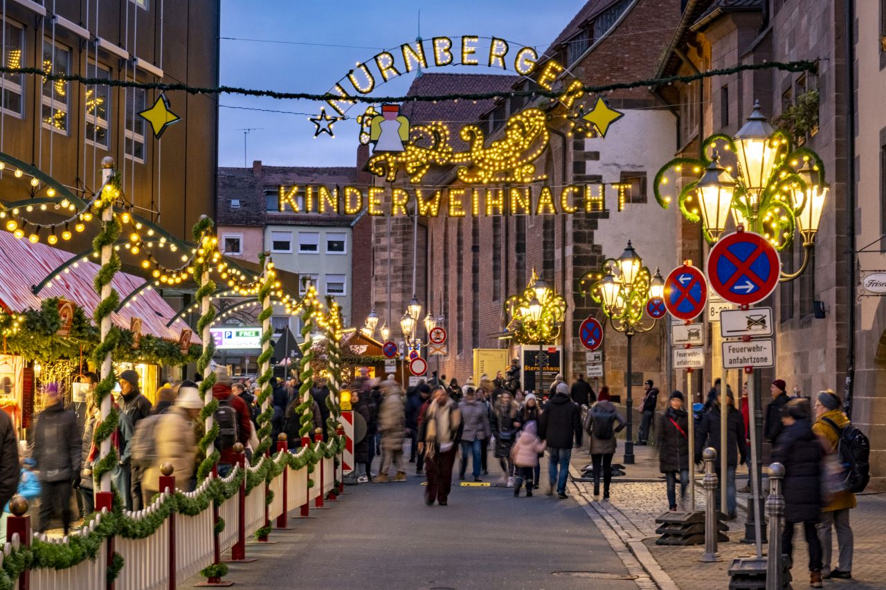 <p>Нюрнберг, Германия Нюрнбергският Christkindlesmarkt е сред най-старите в света, датиращ от XVI век. Той е известен с традиционните си дървени фигурки, прочутите нюрнбергски наденички и коледните сладки Lebkuchen. Истинско преживяване за ценителите на автентичната атмосфера</p>