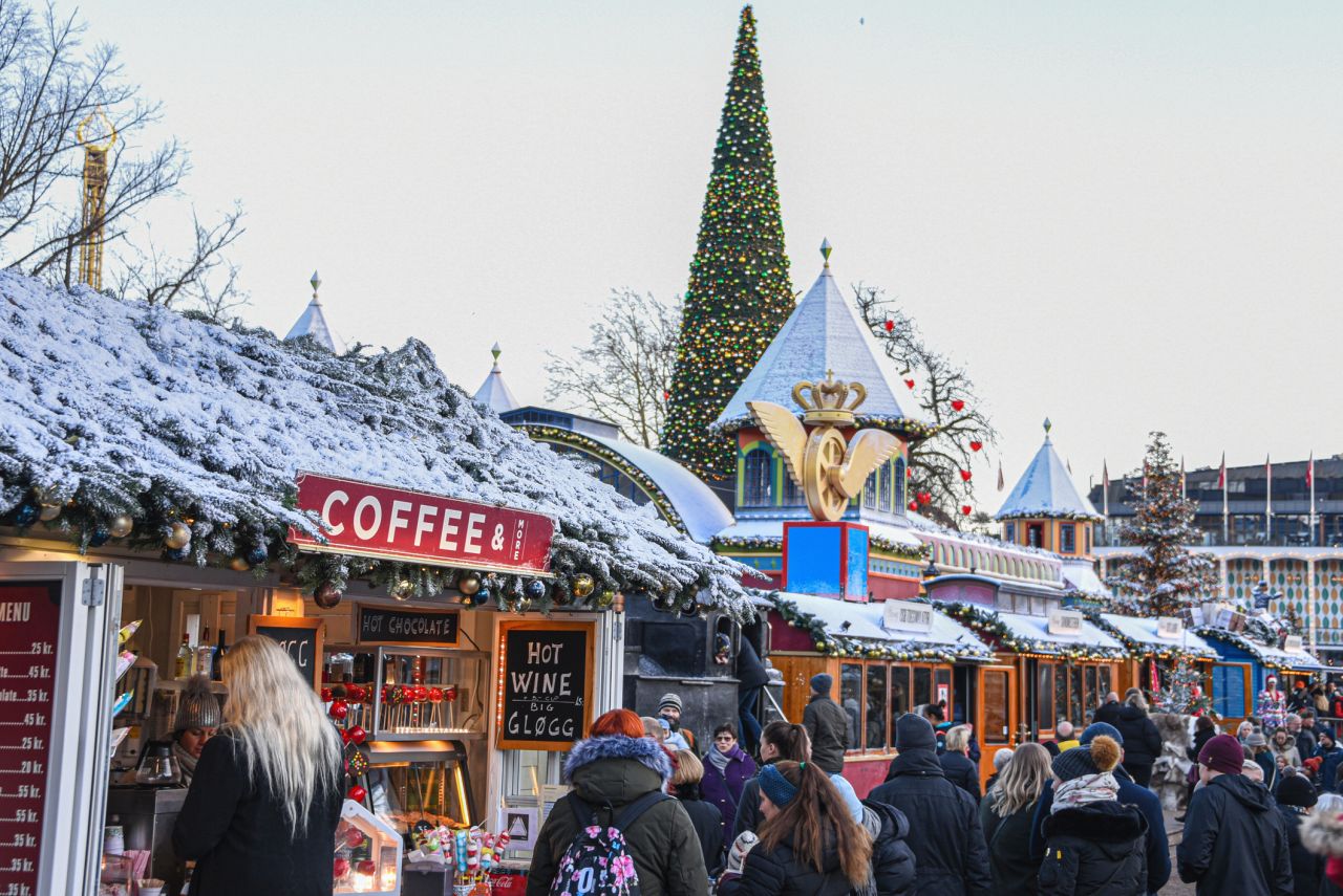 <p>Копенхаген, Дания Коледният базар в градините &bdquo;Тиволи&ldquo; е като сцена от илюстрована книга. Минималистичен, но топъл, той представя датската концепция hygge &ndash; уют, светлина и спокойствие, съчетани с музика и традиционни лакомства</p>