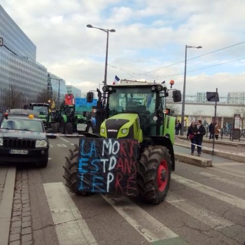 Френски земеделци блокираха с трактори ЕП в Страсбург