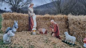 Сцена на Рождество посреща жителите и гостите на поповското село