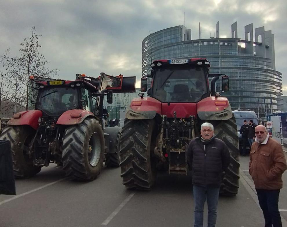 Френски земеделци блокираха днес подстъпите на Европейския парламент (ЕП) във