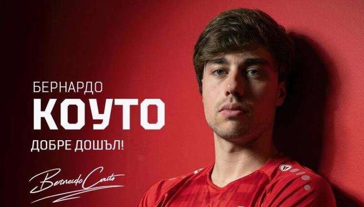 Бернардо Коуто - ЦСКА 1948 показа Коуто с екип