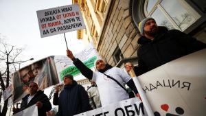 Граждани протестират пред парламента с искане за споделено родителство