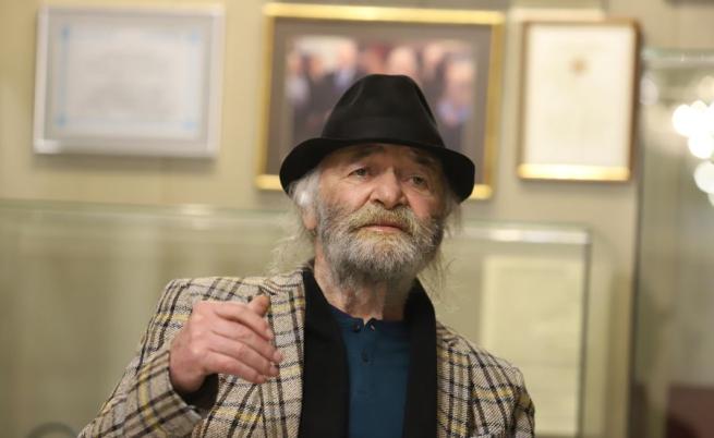 Откраднати или подарени? Задържаха помощник на Боян Радев, имал негови картини