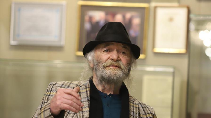 Откраднати или подарени? Задържаха помощник на Боян Радев, имал негови картини