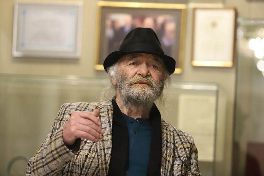 <p>Следите на Боян Радев...</p>