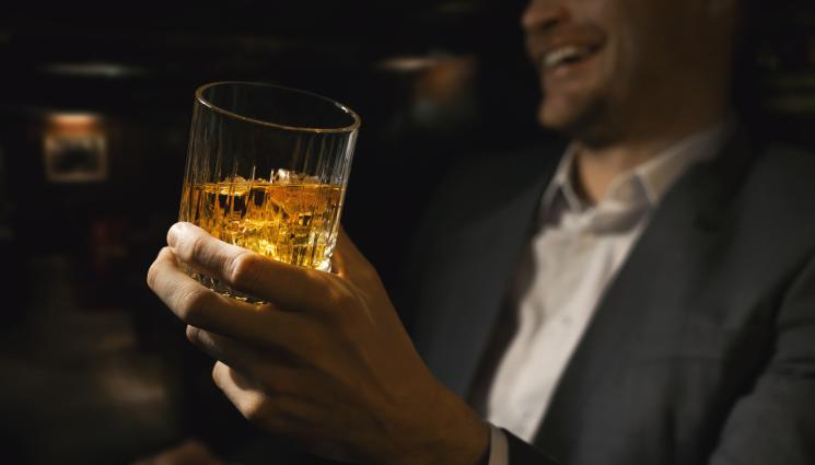 уиски - БОГАТИТЕ У НАС пият уиски за 140 бона, ядат хайвер за 2000 евро