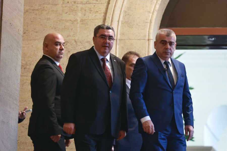 <p>След консултациите - АПС подкрепя машинния вот.</p>