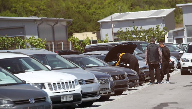 коли - Подмамвани от атрактивна цена: Българи горят в схема с коли на снимка