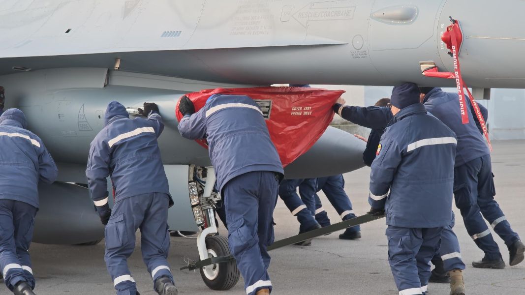 <p>България посрещна новите осем F-16.</p>