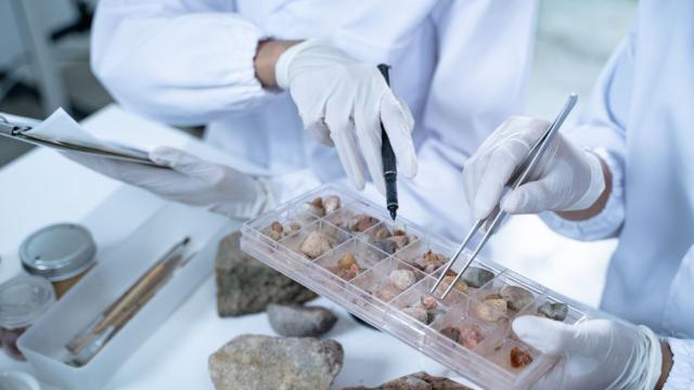 Геолози откриха нов минерал, нарекоха го цзинсюит