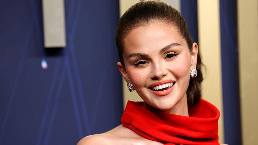 Селена Гомес разкри защо не си премахва „мустаците“ (ВИДЕО)