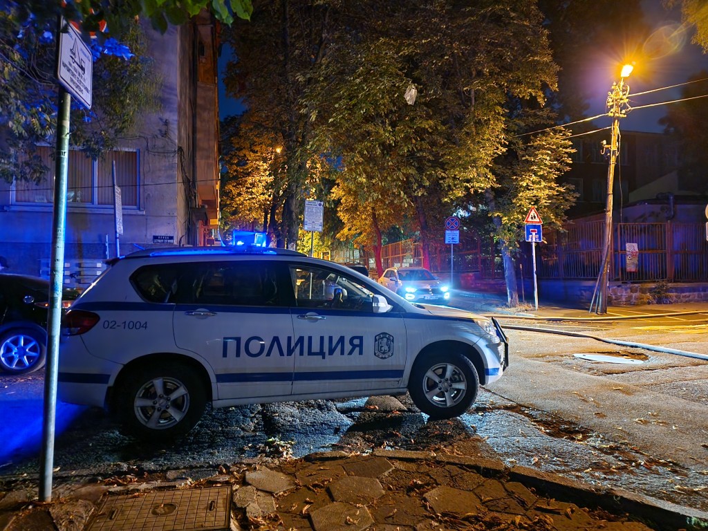 Тинейджъри вандализираха офис на ДПС в Бургас