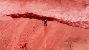 Спираща дъха гледка: Дъжд оцвети плажа Ормуз в пурпурен цвят