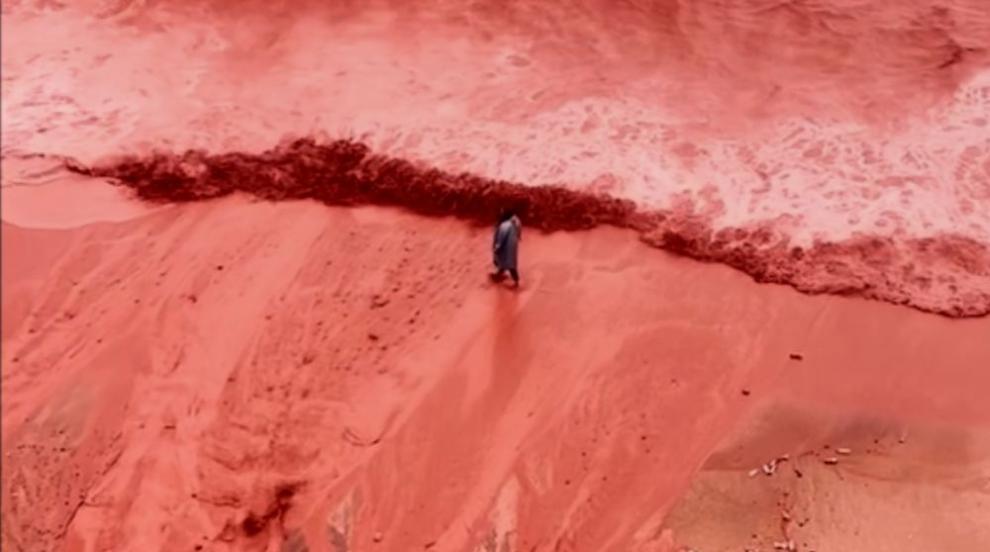 Спираща дъха гледка: Дъждът оцвети плажа Ормуз в пурпурен цвят (ВИДЕО)
