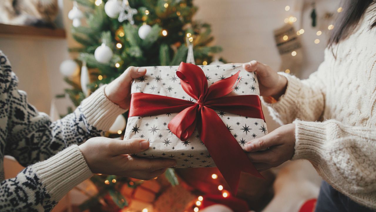 <p><strong>Телец</strong></p>

<p>Телците обожават качествените и практични вещи, затова подаръците им винаги са добре обмислени и подбрани с внимание към всеки детайл. Те умеят да разчитат вкусовете и предпочитанията на близките си и да избират нещо, което носи комфорт и удоволствие.&nbsp;</p>