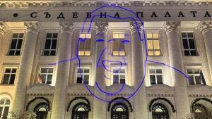 Недоволни граждани протестират срещу главния прокурор Борислав Сарафов пред Съдебната палата  Това