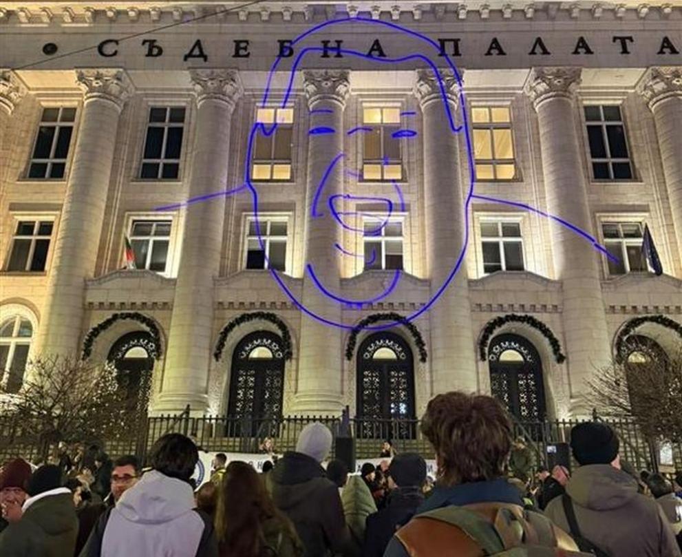 Недоволни граждани протестират срещу главния прокурор Борислав Сарафов пред Съдебната палата. Това става