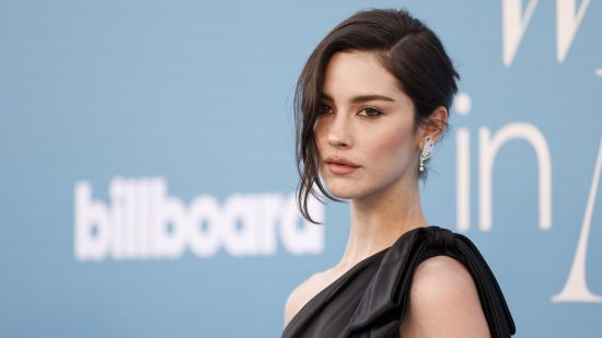 Gracie Abrams остро критикува „отровния и гнусен нарцисизъм“ на Доналд Тръмп