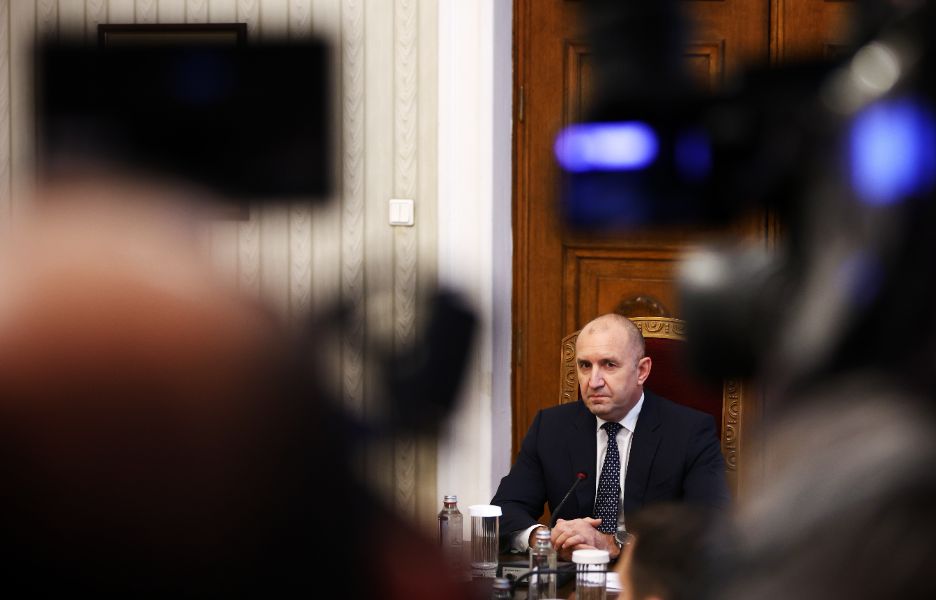 <p>Последен кръг от консултации - "Величие" разговаря с президента Радев.</p>