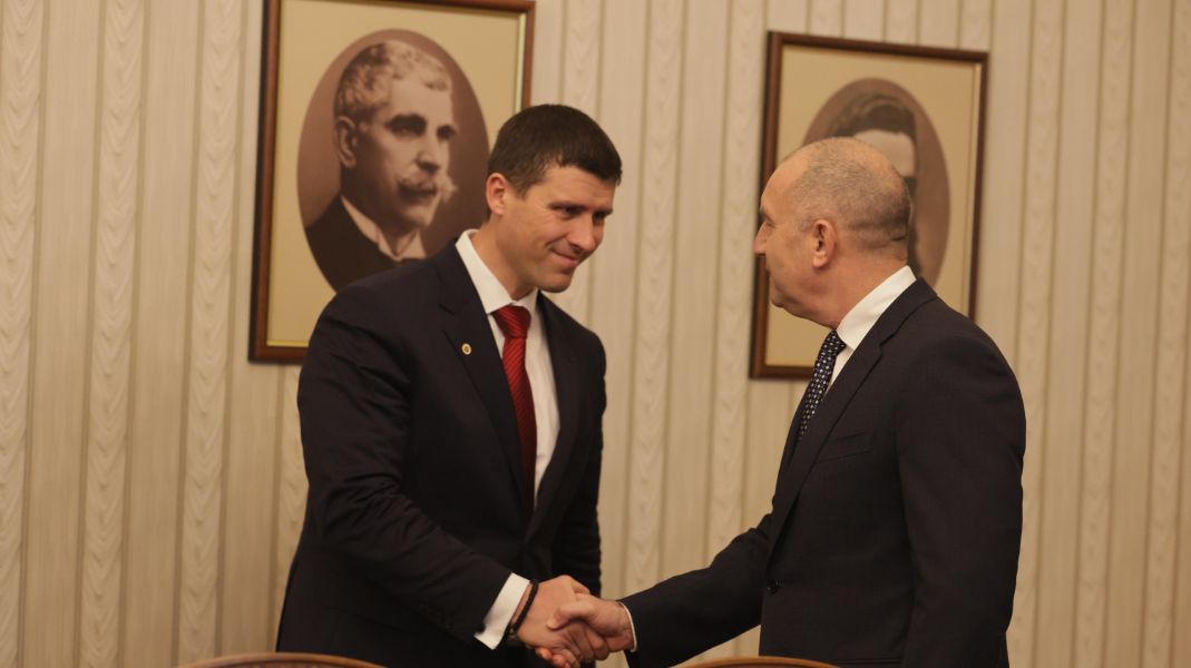 Последен кръг от консултации - "Величие" разговаря с президента Радев.