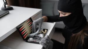 жена кражба