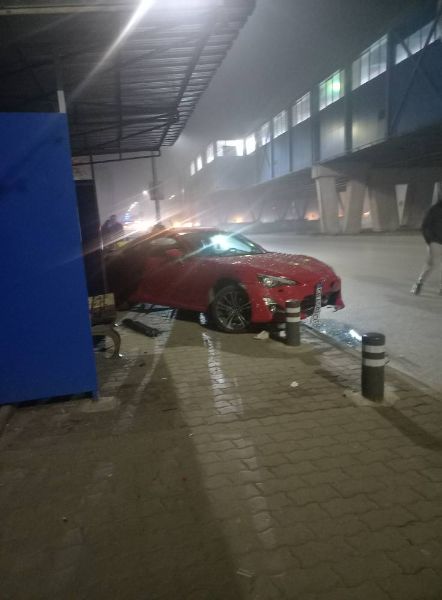 "Една крачка ме спаси от директен удар": Кола се вряза в автобусна спирка на бул. "Ломско шосе" в София