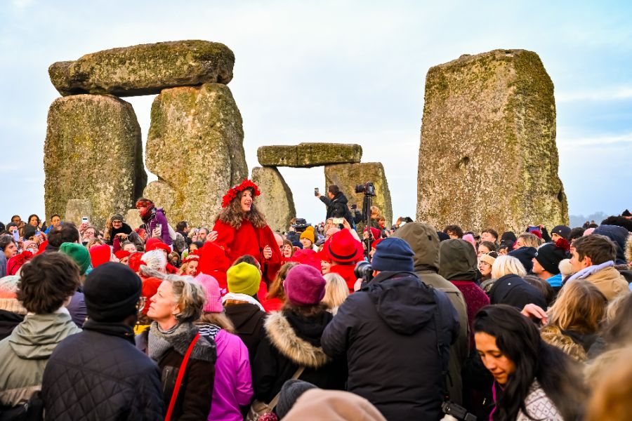 <p>Хиляди хора се събраха край Стоунхендж за зимното слънцестоене.</p>