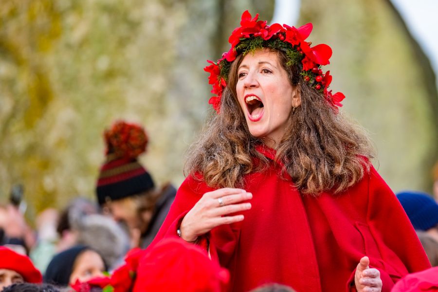 <p>Хиляди хора се събраха край Стоунхендж за зимното слънцестоене.</p>