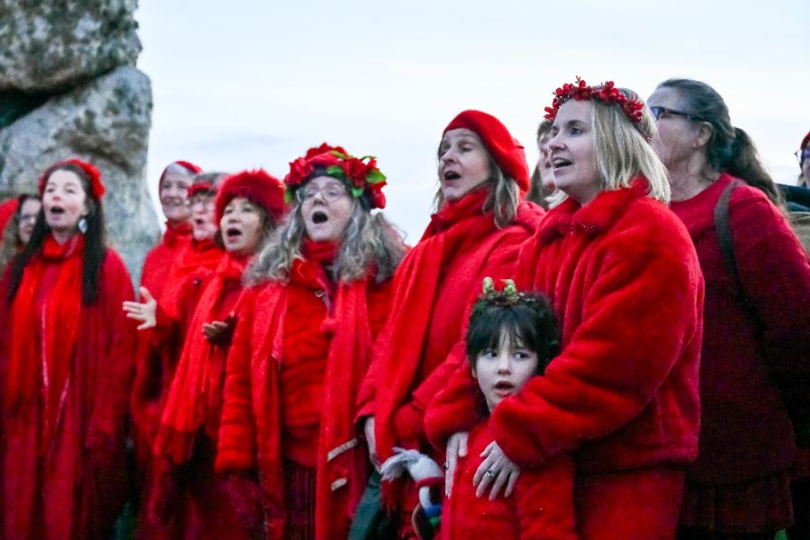 <p>Хиляди хора се събраха край Стоунхендж за зимното слънцестоене.</p>