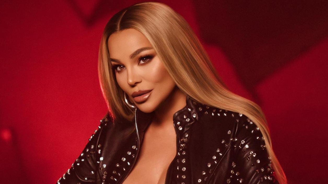 Деси Слава продължава напред с 