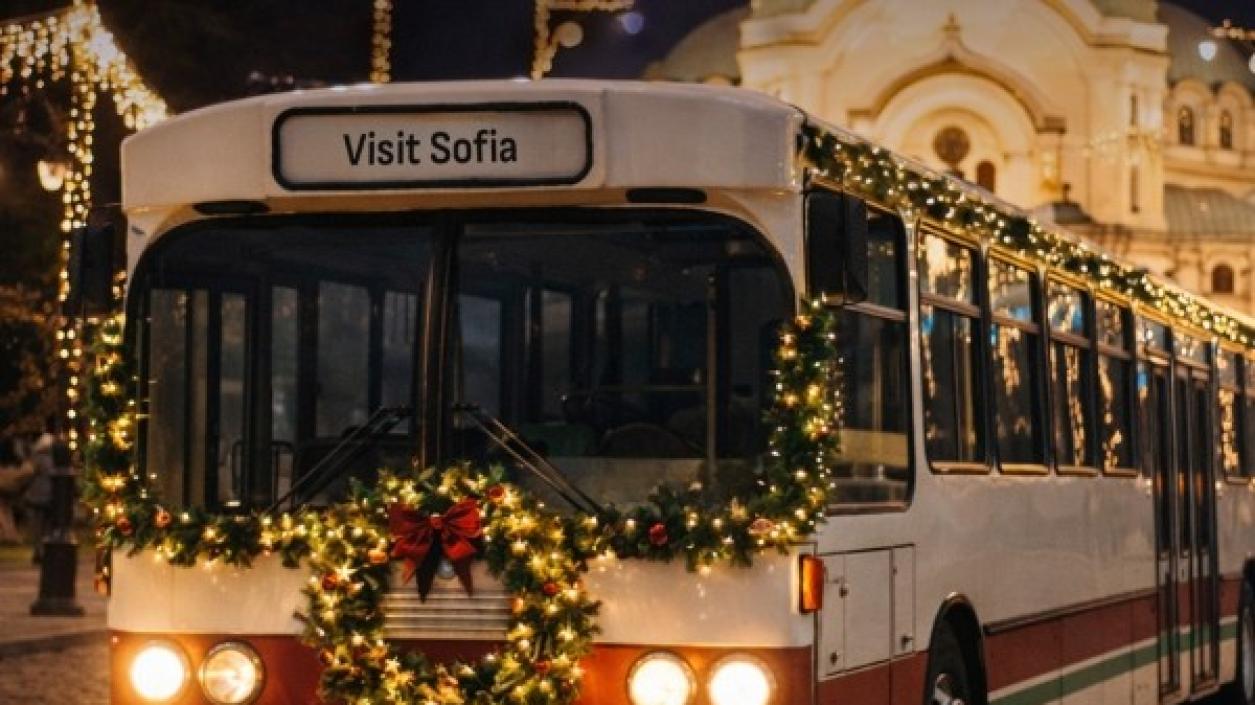 Последен шанс за безплатно пътешествие с коледния ретро автобус в София 