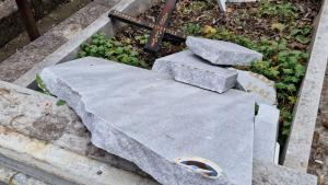 потрешени надгробни плочи