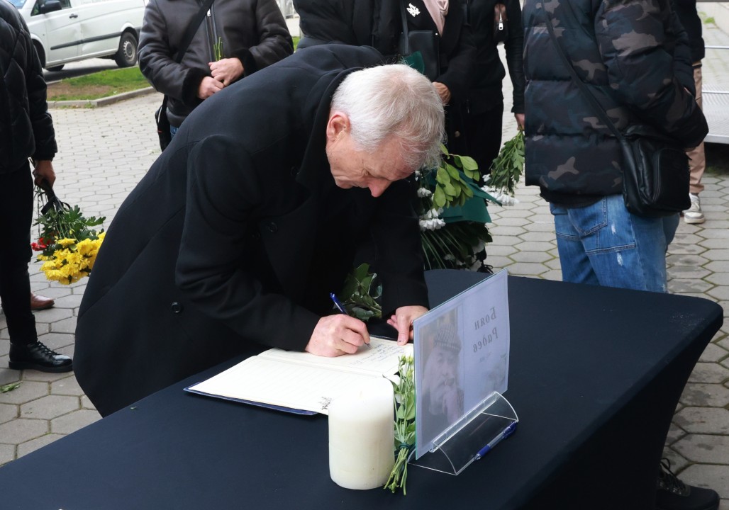 <p>Стотици се сбогуваха за последно с великия ни спортист, колекционер и дарител Боян Радев. На поклонението пред тленните останки на първия ни двукратен олимпийски шампион на Националния стадион дойдоха редица спортисти, деятели и хора от елита.</p>