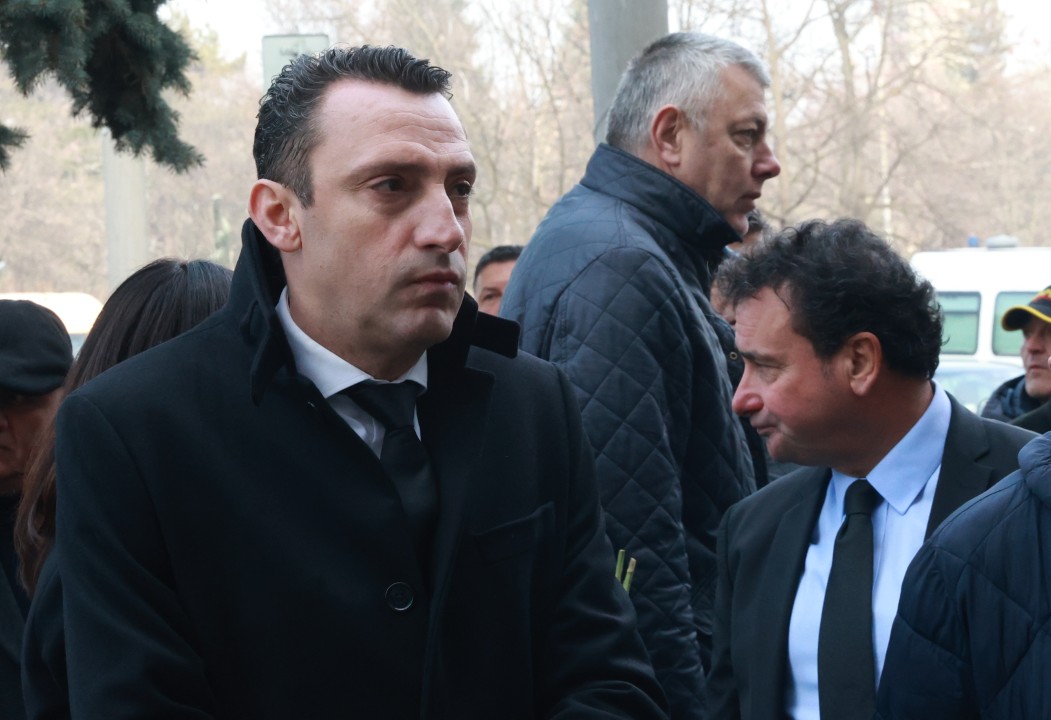 <p>Стотици се сбогуваха за последно с великия ни спортист, колекционер и дарител Боян Радев. На поклонението пред тленните останки на първия ни двукратен олимпийски шампион на Националния стадион дойдоха редица спортисти, деятели и хора от елита.</p>