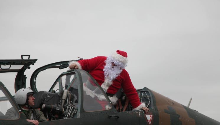 1 - Дядо Коледа кацна в Безмер! (СНИМКИ)